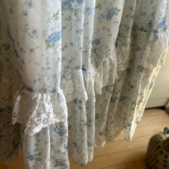 White and Blue Tiered Long Sleeve Sundress with Mandarin Collar - Picture 9 of 15